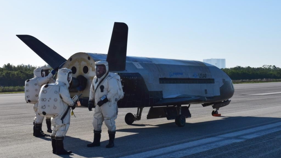 X-37B OTV4 lands at Kennedy Space Center